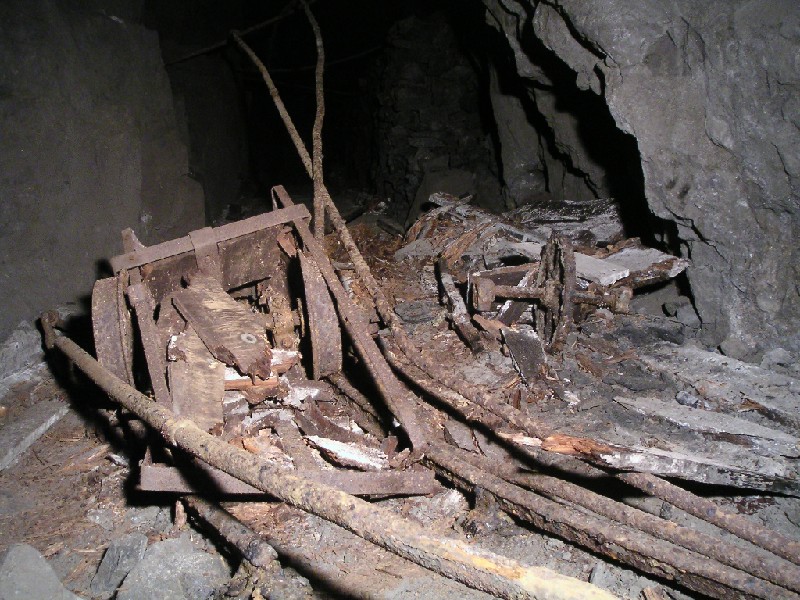 rg_flats&artifacts_hardshinsvein5.jpg - Looking into the flats in the other direction, here the remains of an ore truck, the skeleton of a wheel barrow and air pipes can be seen.