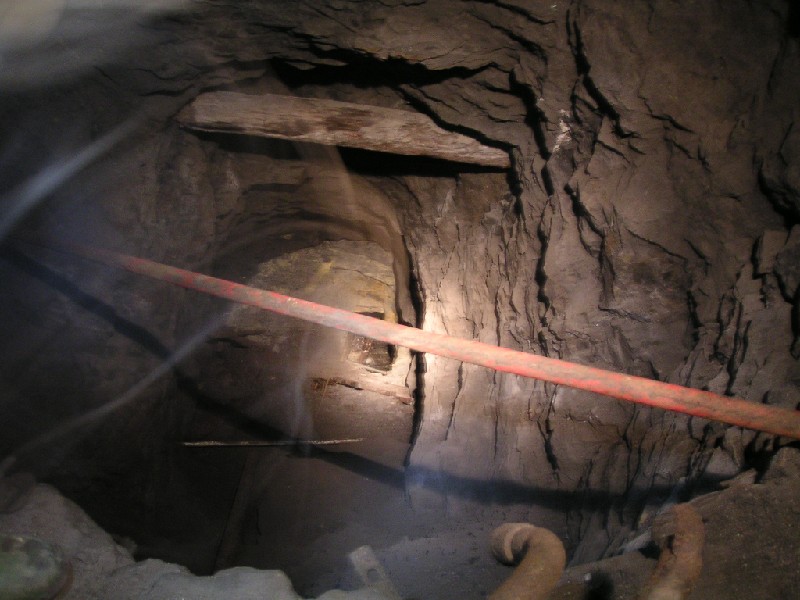 rg_hardshins_veinlookingdownrise.jpg - Looking down the rise from the flats above the Hardshins Vein. The wisps in the photograph I think are vapour trials from us. At a rough guess the rise is about 10-13m mark.