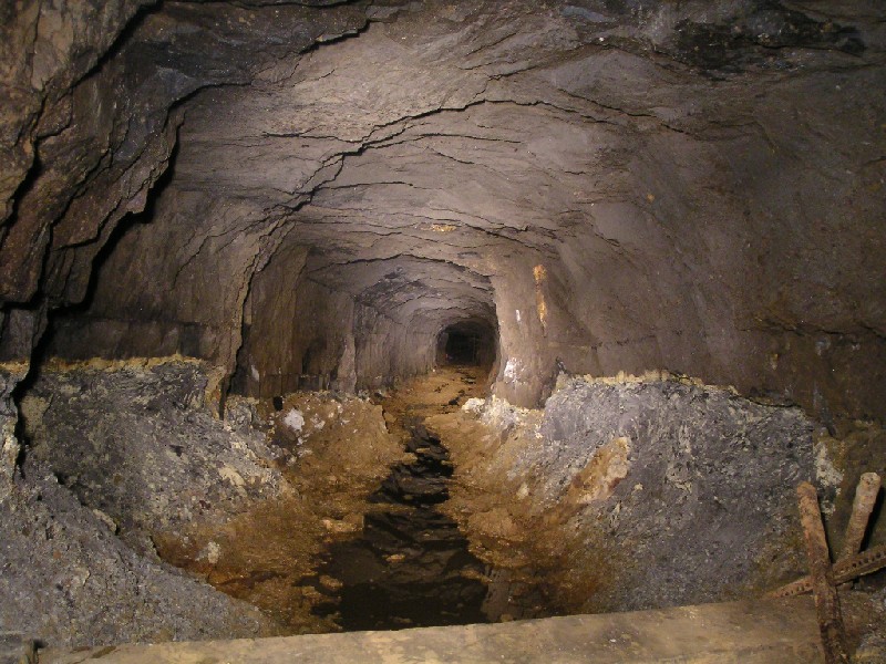 rg_lookingback2rg_shaft.jpg - Directly below the rise, looking back towards Rampgill Shaft. The passage is quite large here.