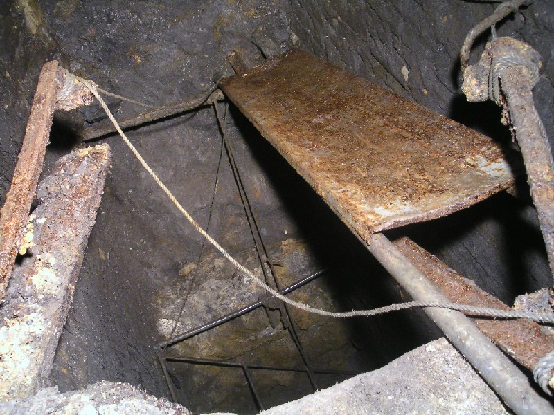 rg_millburnsriseintoengineroom.jpg - The view into Millburn's rise from the engine room, you climb up the slope, up the ladder, onto the pole, onto the rail, onto the flatform and into the room - bingo, providing you haven't fallen by now.