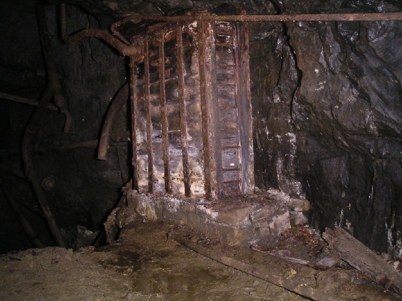 rg_rgshaft_air_res.jpg - On the otherside of the shaft is this large wooden box construction with air pipes going in and out, we assume that this is a air reservoir.