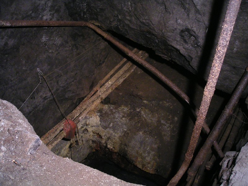 rg_rgshaft_fromengineroom.jpg - View down Rampgill Shaft from the engine room, watch out for the rub points.