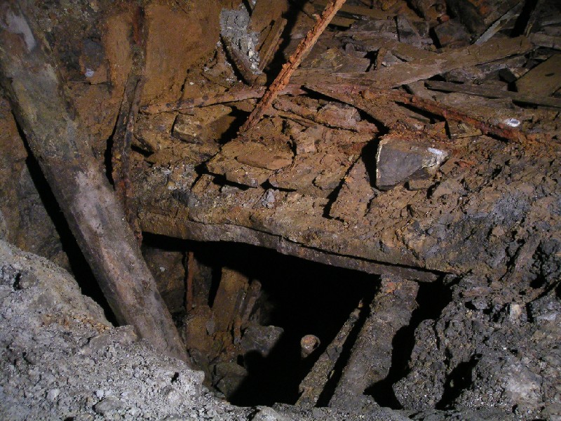 rg_sp_past_markhallsrise.jpg - This used to be a deep green blue pool, now it has drained and access is open to anyone who fancies popping down. It has been bolted, however going down it is another issue - it looks like a right mess, with lots of material ready to come down. If it was pushed it should intersect the Barneycraig Horse Level and the Four Fathom Limestone Level.