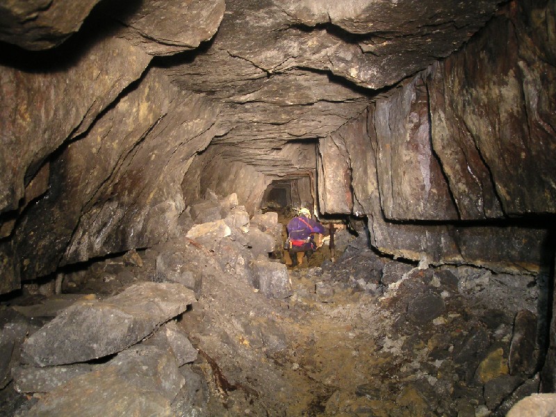 rg_xcut_past_markhallsrise.jpg - By the drained sump is a little cross cut, this is looking down it.