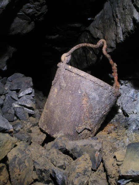 rg_xcut_past_markhallsrise_kibble1.jpg - In the crosscut we found this kibble, just round the corner from the sump, no that spectacular...