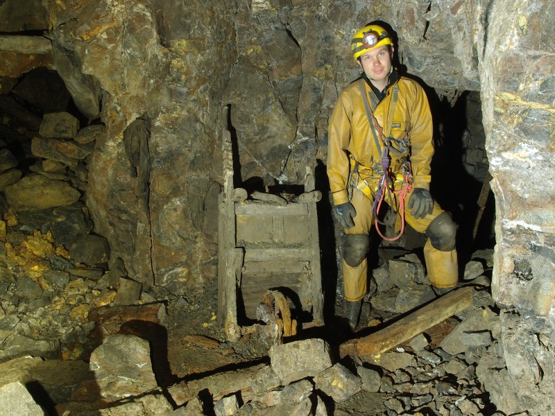 PB081456.JPG - Barrow in crosscut to parallel stope.