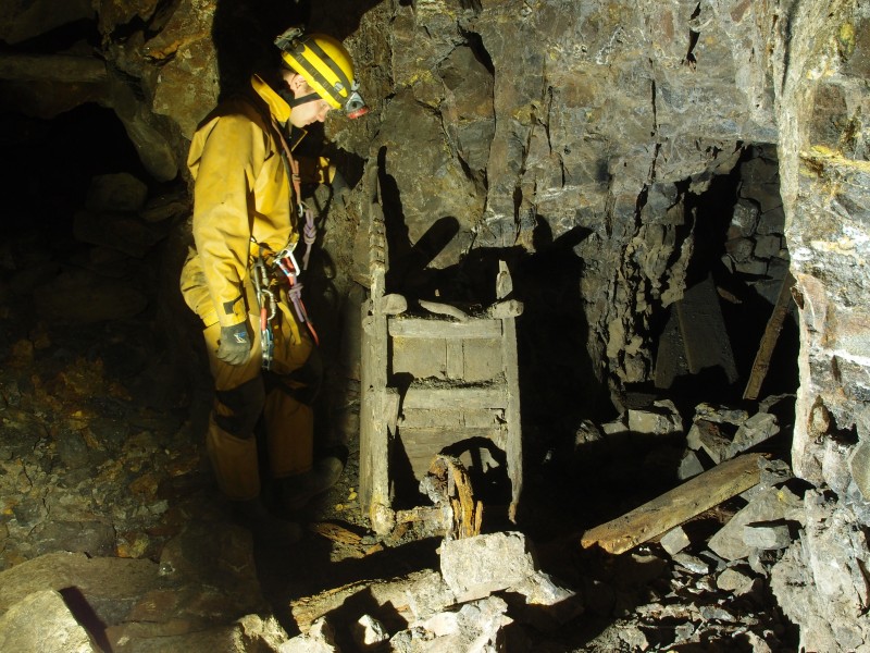 PB081458.JPG - Barrow in crosscut to parallel stope.