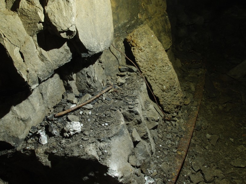 PB081474.JPG - Pricker and calcite slab, in the high flat.