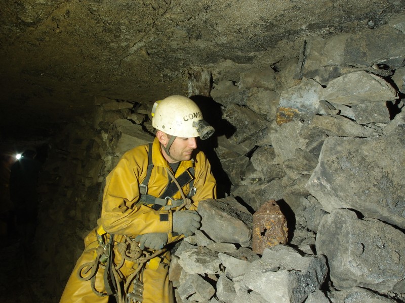 PB081505.JPG - Another tin.