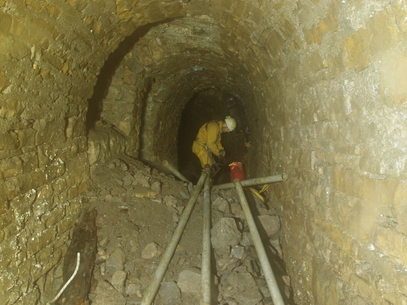 PB301797.JPG - Scaffold poles for the maypole by hopper 29.