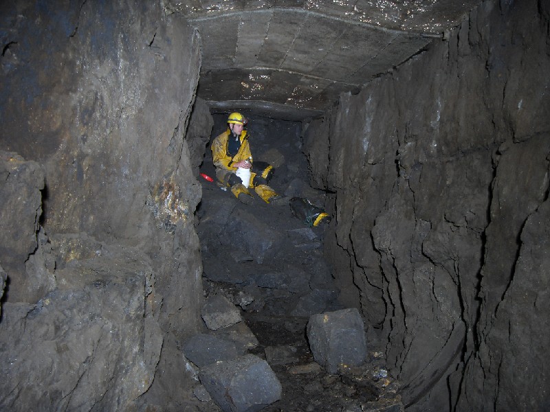 rgv01_2ndb4fall.jpg - Pretty much the end of the road on the Rampgill Vein. Pete is sat in front of junction with what looks to be a rise / hopper that has collapsed. you can just get past this and carry on and then a few more metres and that's it.
