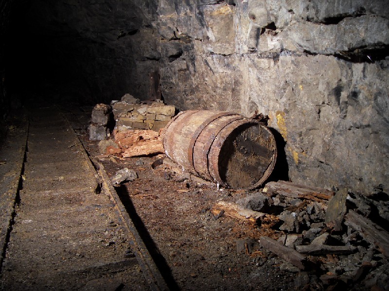 rgv09_woodenbarrel2.jpg - A lovely area of the level, with this barrel and other artefacts.