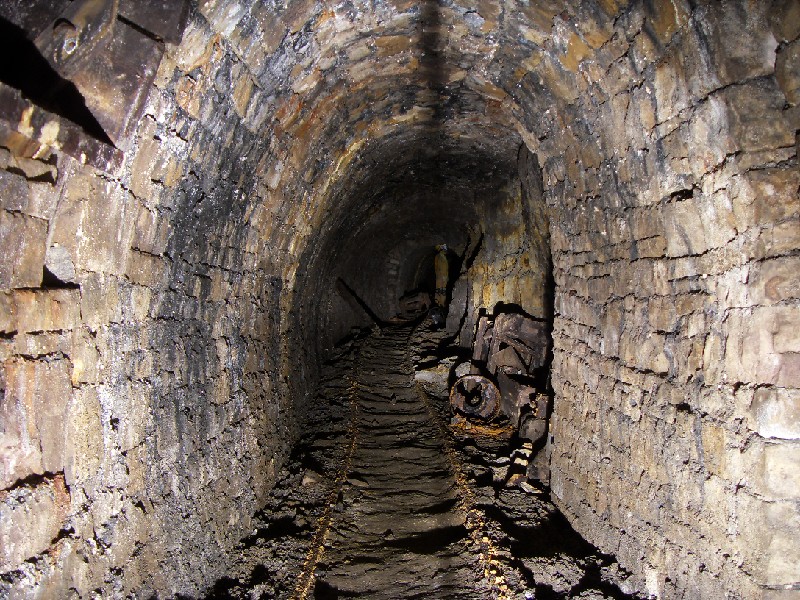 rgv23_passnear_trestle2.jpg - Passage with artefacts.