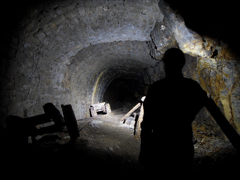 rgv29_heaveduprails3.jpg - Wide example of stone roof arching.