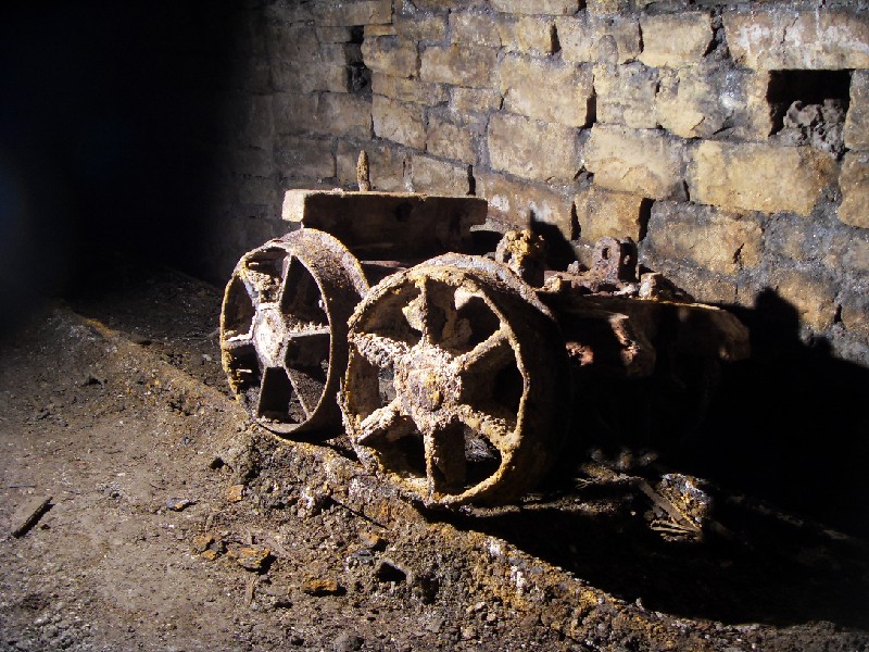 rgv34_boggieonheavedrails2.jpg - Small bogie or have the wheels run together?