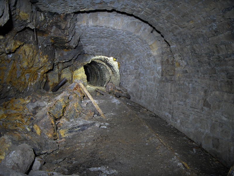 rgv36_heaveduprails6.jpg - Looking into the level, the wide stone arched roof can be seen clearly.
