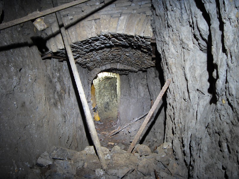 rgv48_levelinstope.jpg - Looking back towards the rise from the air hose nest.