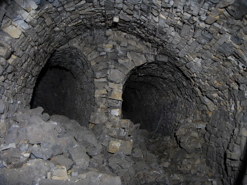 rgv50_archbranchinstope_led.jpg - Twin arch branch. You can really see the dry rot hanging from the roof.