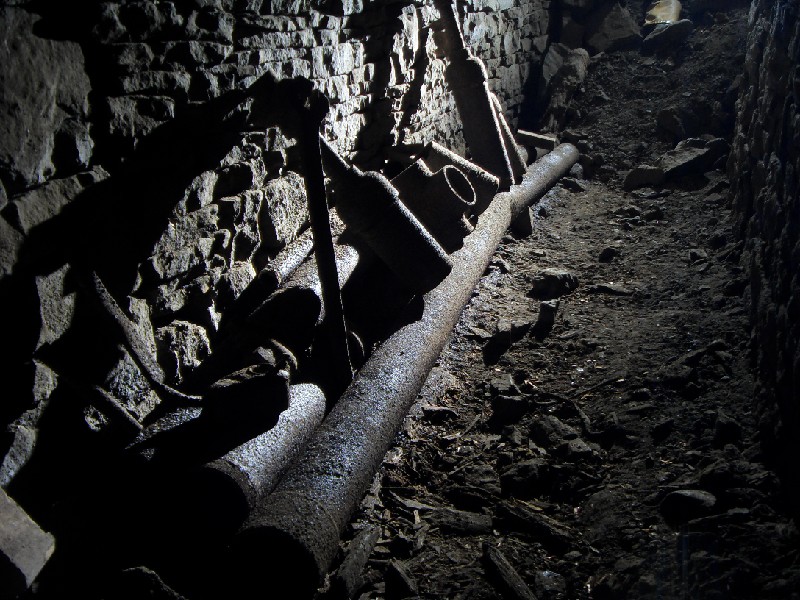 rgv54_pipefittingsinstope2.jpg - Pipe fittings and tools in the level.