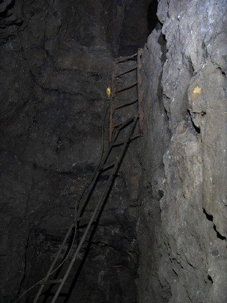 SDC10501.jpg - One of the two ways to get higher in the stope that we had climbed up into.