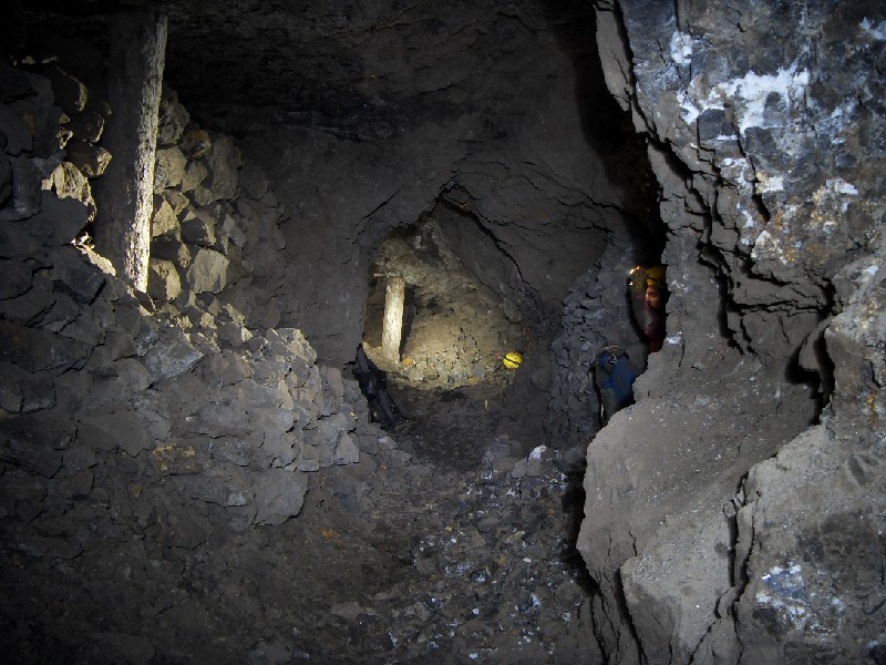 SDC10511.jpg - Pillar supports in the stope.