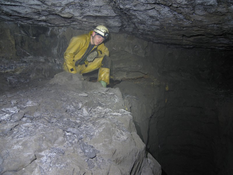 IMG_2671.jpg - Looking down an ore chute. This is above the one that we climb up to get up into the flats.