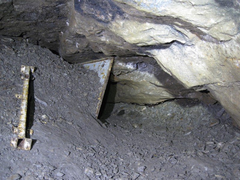 IMG_2689.jpg - As far as you can go on the eastern side of the North String. Pete tried to remove some of the shale that had come through, but it needs a shovel really.