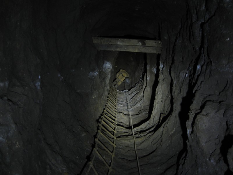 IMG_2711.jpg - Pete abseiling down the shaft, we had our SRT gear so we were going to god dam use it!