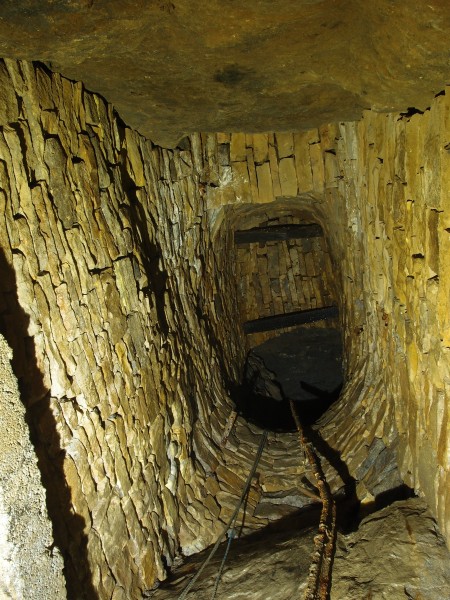 PC043087.JPG - Towards the forehead in the VM arching section of Rampgill Vein ,looking up a rise.