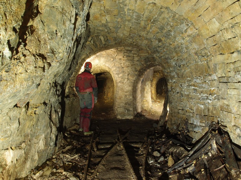 PC043091.JPG - Junction to Lee's String (right). Near Rampgill Vein forehead.