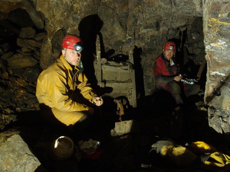 PC043135.JPG - Lunch by the old barrow in the high flat.