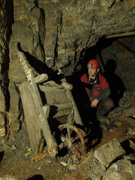 PC043136.JPG - Old barrow in the high flat.