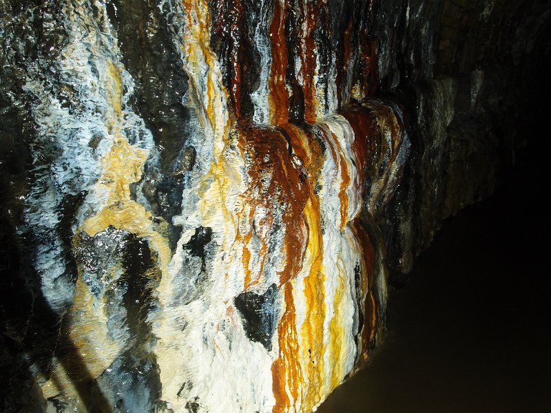 PA235389.JPG - Iron stained calcite flows.