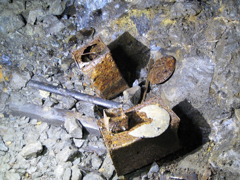 IMG_2241.jpg - In the little blind alcove passage, tins, gaskey and detonator tin.