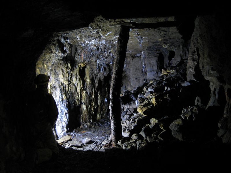 IMG_2255.jpg - On the west side, one of the little parallel veins that has been stoped out, and bending pillar.