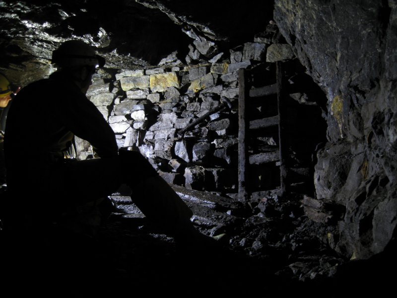 IMG_2260.jpg - Remains of a ladder and shovel handle. This is were the level turns a corner and starts getting low.