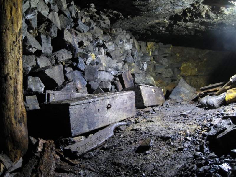 IMG_2261.jpg - The nest of explosive boxes.