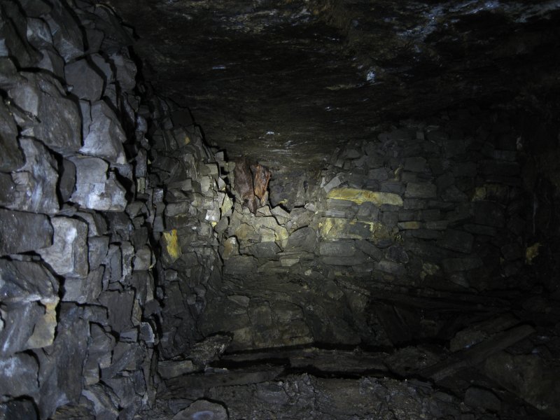 IMG_2270.jpg - This the passage thatwe came along, a bit difficult to make out, but the ore chute that we went round is right at the bottom.