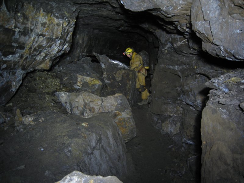 IMG_2294.jpg - Along the level before the cavities, some large rocks that have peeled away from the wall.