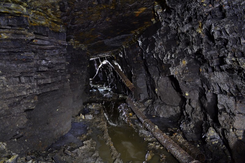 DSC_0363.JPG - Air piping along the Rampgill Cross Vein, Southern branch. Photo by Karli.