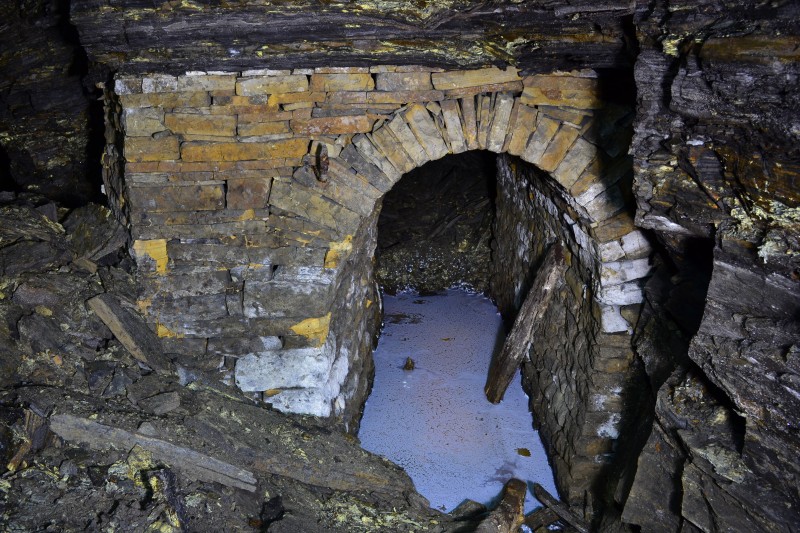 DSC_0402.JPG - Arching at the 3rd crosscut to the Sun Vein. Photo by Karli.