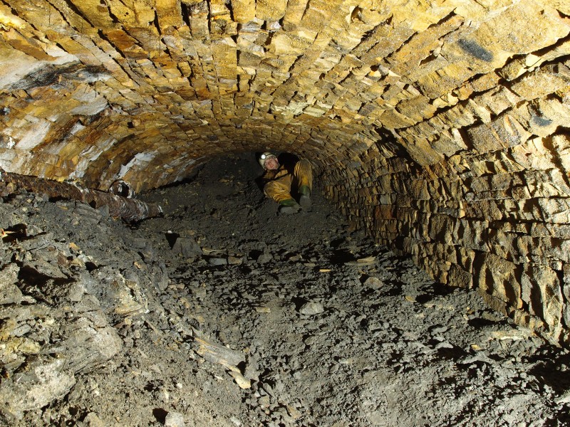 P2031832.JPG - Wide section of the level, that ends in a fall. Some digging would be needed to get into the level again.