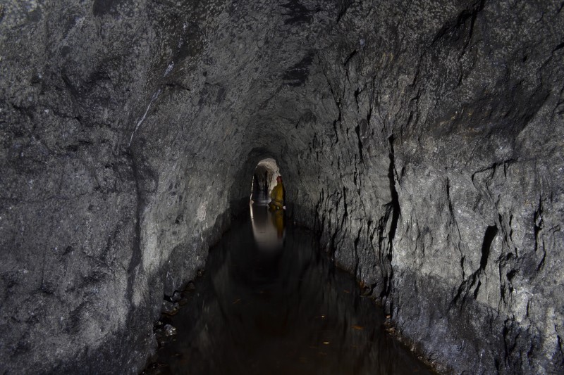 DSC_0258.JPG - Crosscut passing through the Rampgill Sun Vein. Photo by Karli.