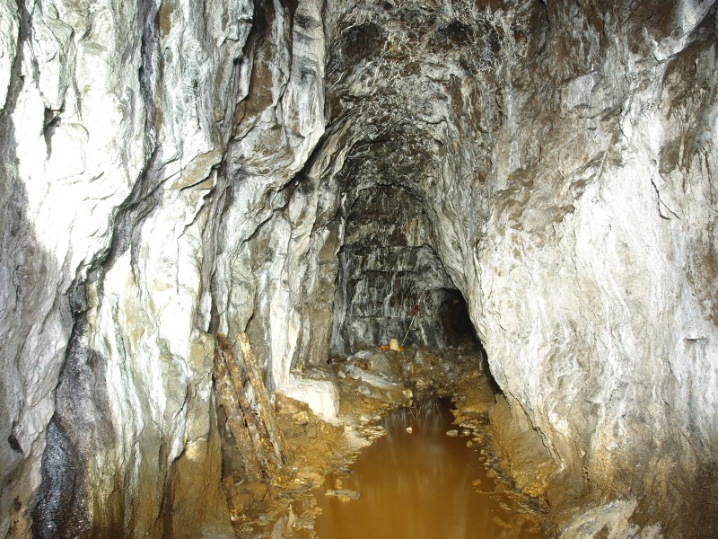 P1061474.JPG - Heavily calcified walls on Morrah's Vein.