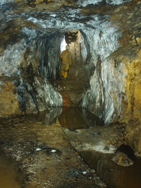 P1061480.JPG - Side passage leading to a rise that we think intersects the Rampgill Cross Vein.