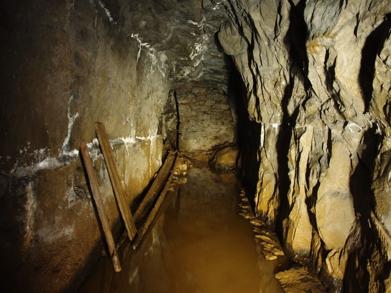 P1061500.JPG - Wooden ventilation trunking at the start of the crosscut with Rampgill Sun Vein.
