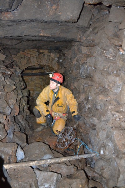 DSC_0652.JPG - Barrow wheel and crushed barrow at the rise top.