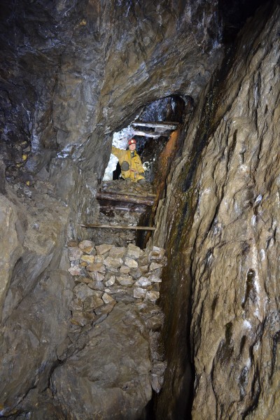 DSC_0662.JPG - Eastwards in the stope, multi platforms.