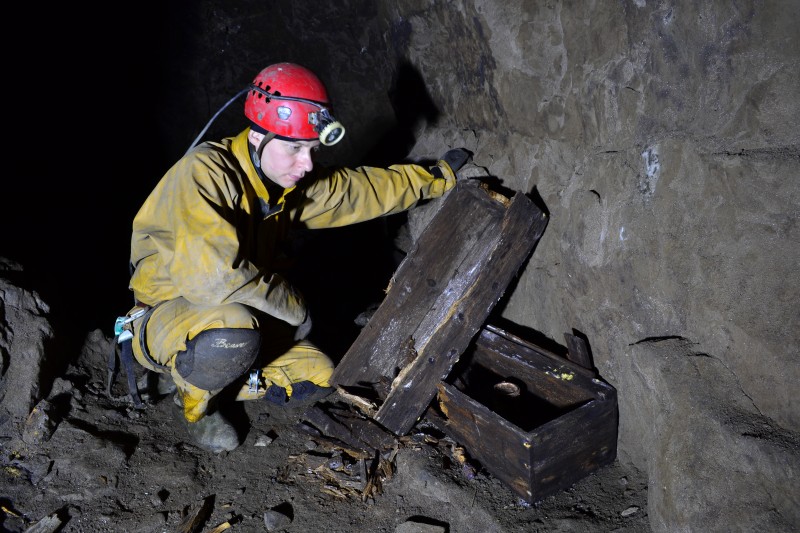 DSC_0671.JPG - Top of the Great Limestone workings. Explosive boxes.