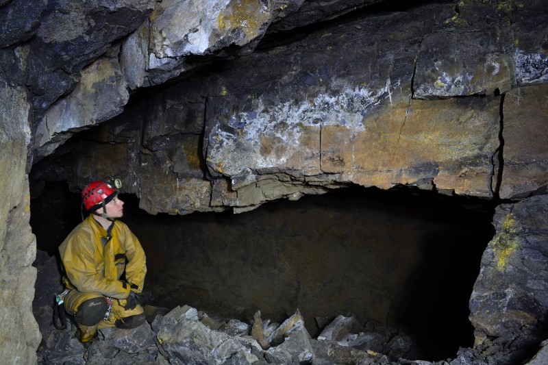 DSC_0681.JPG - Top of the Great Limestone workings. Hanging mega slab of death.